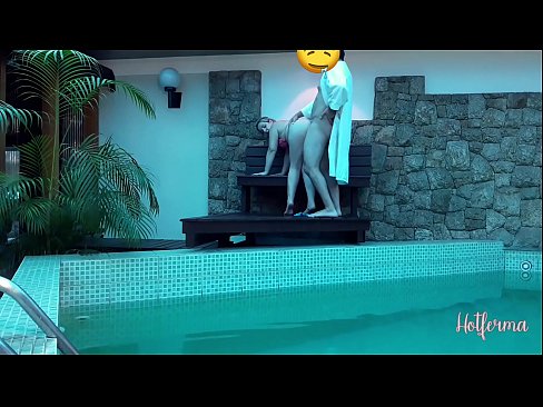 ❤️ Boss invitéiert Déngschtmeedchen an de Pool, mee konnt net engem waarm widderstoen Sex bei eis