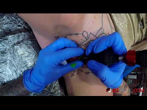 ❤️ Extrem tattooed Hottie Sully Savage krut en Tattoo op hirem Klitoris Sex bei eis