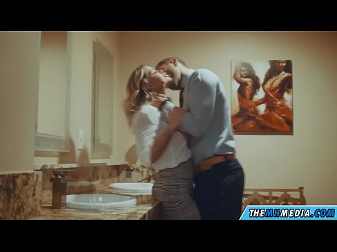 ❤️ Wann eng Busty Blond Iech an engem ëffentlechen Toilette verféiert Sex bei eis